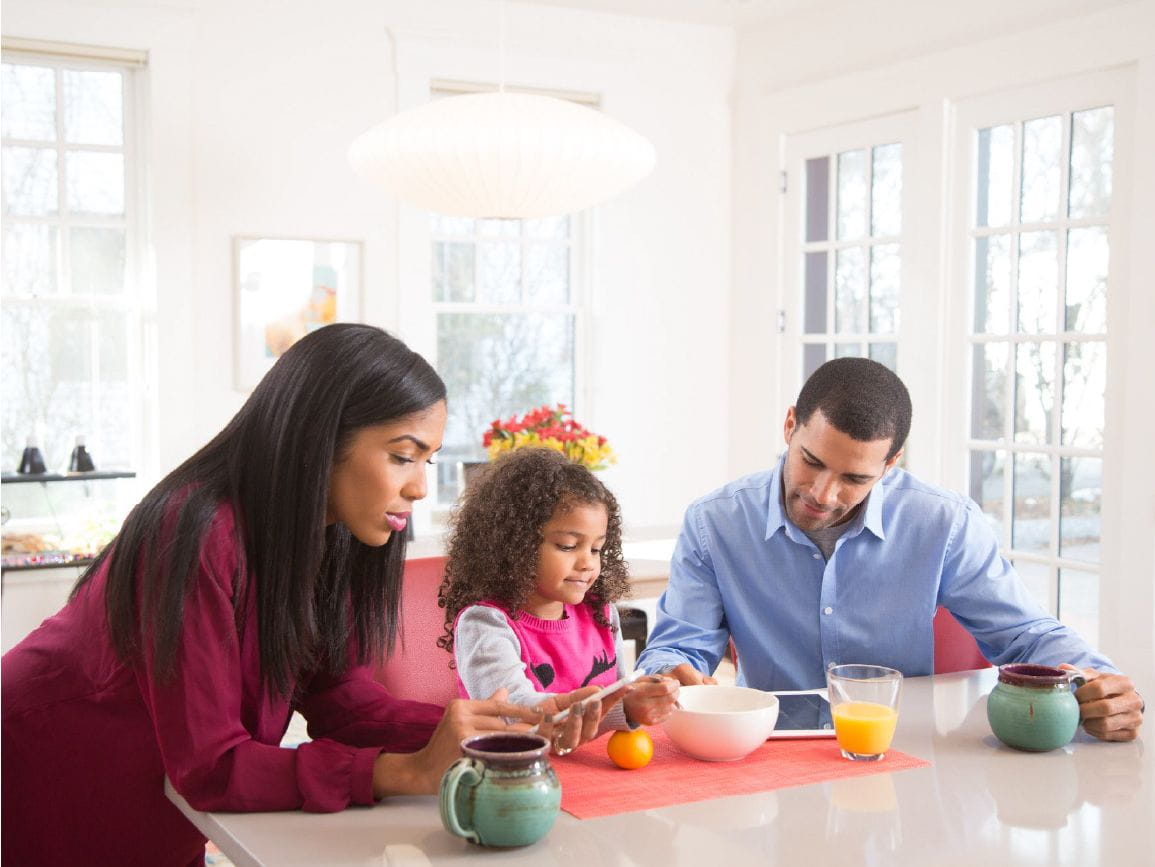 Child with parents at breakfast